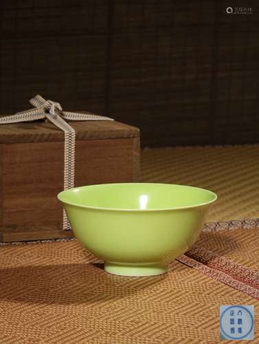 A APPLE-GREEN GLAZED BOWL,MARK AND PERIOD OF YONGZHENG