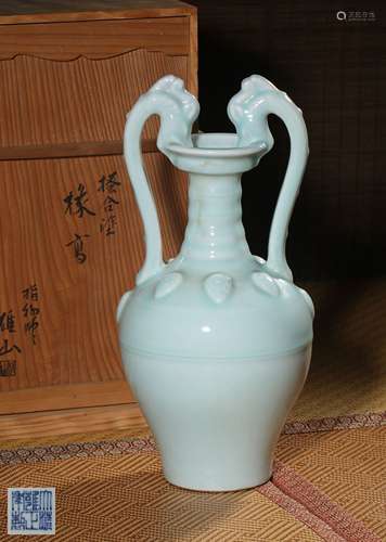A CELADON-GLAZED VASE,MARK AND PERIOD OF QIANLONG