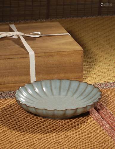 A GUAN-TYPE DISH,SONG DYNASTY