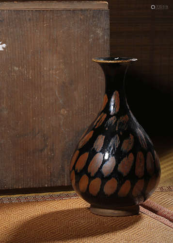 A JIZHOUYAO PEAR-SHAPED VASE，SONG DYNASTY