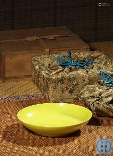 A LEMON-YELLOW-GLAZED DISH,MARK AND PERIOD OF YONGZHENG