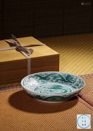 A DOUCAI GREEN-GLAZED‘DRAGON’DISH,MARK AND PERIOD OF KANGXI
