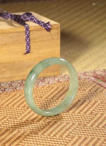 A JADEITE BRACELAT,QING DYNASTY