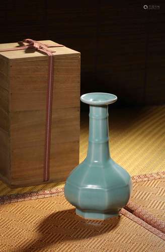 A LONGQUAN CELADON-GLAZED VASE,SONG DYNASTY