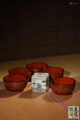 A SET OF BLUE AND WHITE ‘FIGURE’BOX AND COVER