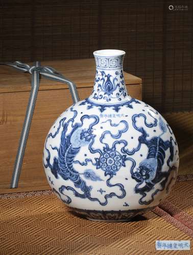 A FAMILLE-ROSE ‘LOINS’BOTTLE VASE.MARK AND PERIOD OF XUANDE