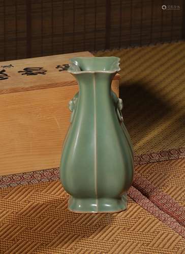 A LONGQUAN VASE,SONG DYNASTY