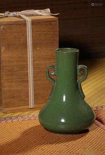 A GUAN-TYPE PEAR-SHAPED BOTTLE VASE,SONG DYNASTY