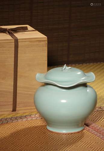 A LONGQUAN CELADON JAR,SONG DYNASTY
