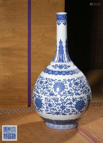 A BLUE AND WHITE‘LOTUS’VASE,MARK AND PERIOD OF QIANLONG