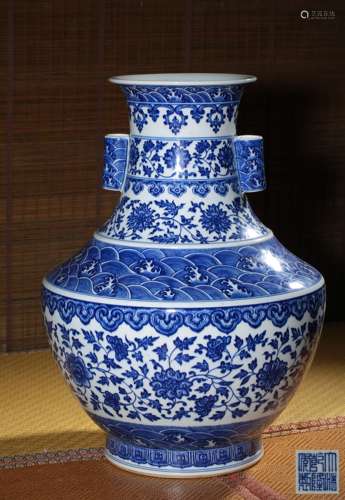 A BLUE AND WHITE ‘INTERLOCKING LOTUS’VASE,MARK AND PERIOD OF...