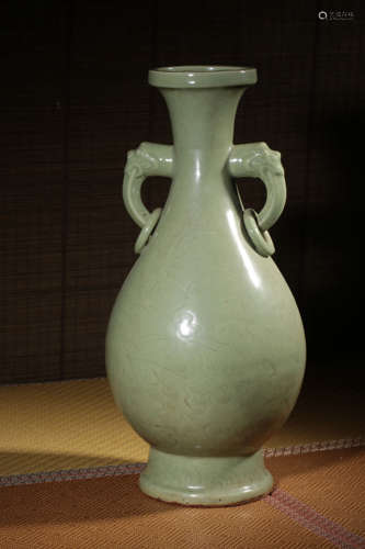 A LONGQUAN CELADON VASE,MING DYNASTY