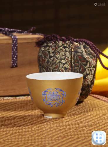 A GOLDEN GLAZED CUP,MARK AND PERIOD OF KANGXI