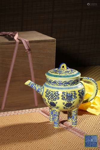A YELLOW-GROUND BLUE AND WHITE EWER,MARK AND PERIOD OF QIANL...