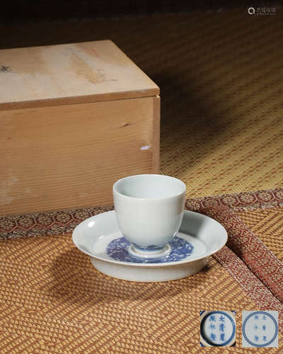 A GROUD OF BLUE AND WHITE DISH,MARK AND PERIOD OF KANGXI