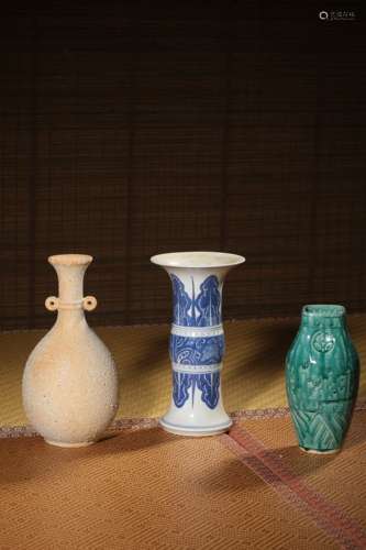 A WHITE AND BLUE ALTAR VASE,QING DYNASTY