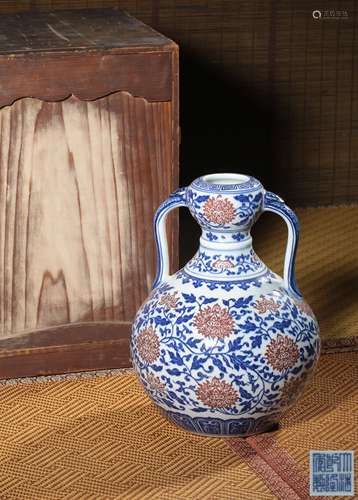 A COPPER-RED-DECORATED BLUE AND WHITE DOUBLE-GOURD VASE,MARK...