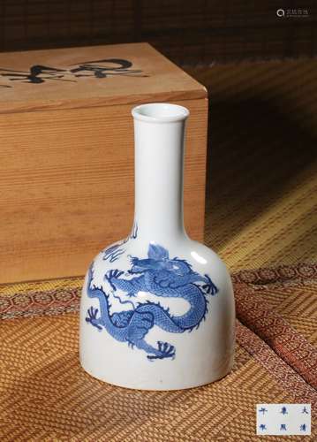 A BLUE AND WHITE‘DRAGON’MALLET-SHAPED VASE,MARK AND PERIOD O...