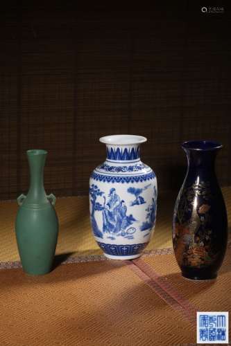 A SET OF BLUE AND WHITE‘FIGURE’VASE,QIANLONG PERIOD