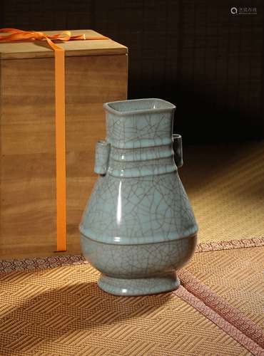 A GUAN-TYPE VASE,SONG DYANSTY