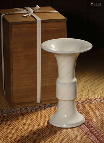A GUAN-TYPE VASE,SONG DYANSTY
