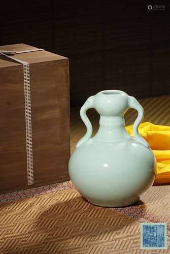 A CELADON-GLAZED VASE,MARK AND PERIOD OF QIANLONG