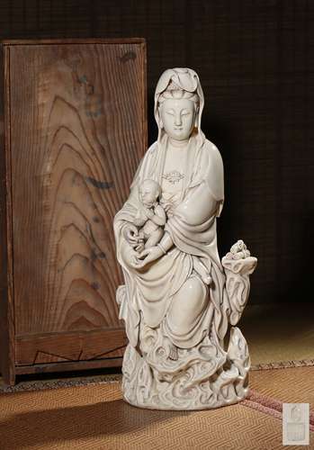 A DEHUA FIGURE OF GUANYIN AND CHILD,QING DYNASTY