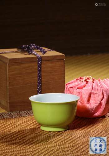 A ‘APPLE-GREEN’-GLAZED CUP,MARK AND PERIOD OF YONGZHENG