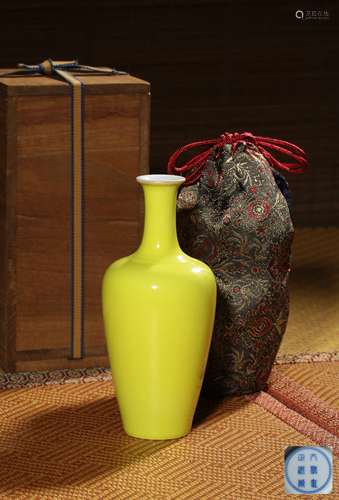 A LEMON-YELLOW-GLAZED VASE,MARK AND PERIOD OF YONGZHENG