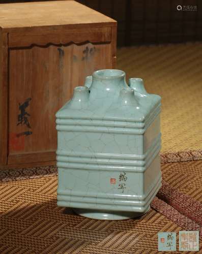 A TURQUOISE-ENAMELLED FIVE-SPOUTED VASE,MARK AND PERIOD OF Y...