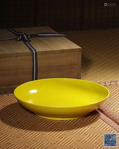 A YELLOW-GLAZED DISH,MARK AND PERIOD OF QIANLONG