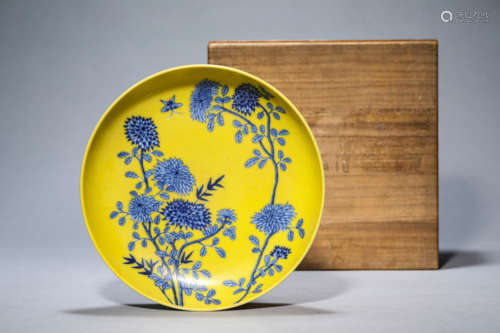 A Yellow-Ground Blue And White Flower Dish