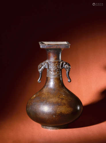 19世紀晚期 象耳長頸銅瓶