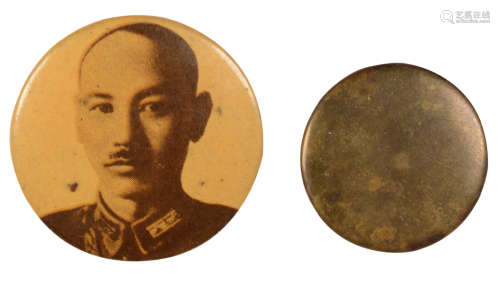1934年制 扣式蒋委员像章（附配铜扣） 金属 2枚