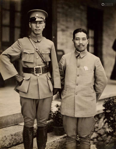 1926年摄制 蒋总司令与黄浦教育长方鼎英在军校合影 银盐纸基 1张