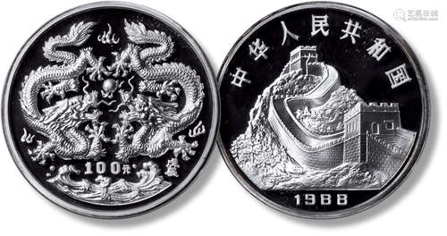 1988年戊辰(龙)年生肖12盎司纪念银币一枚，直径：80mm，含纯银：12盎...