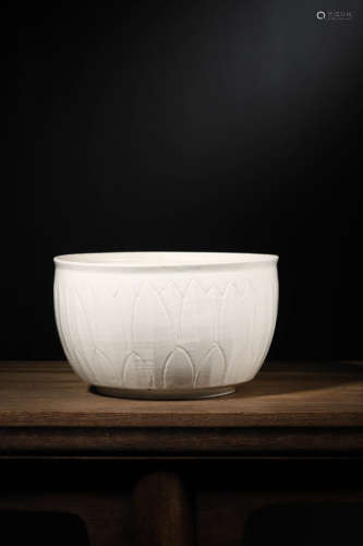 A WHITE-GLAZED INCISED LOTUS BOWL, BO