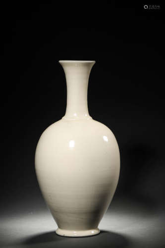 A XING-TYPE WHITE GLAZED BOTTLE VASE