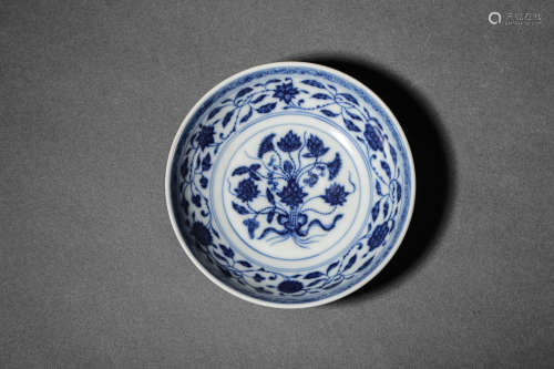 A BLUE AND WHITE INTERLOCKING LOTUS PLATE, QIANLONG MARK