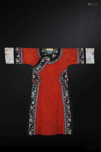 A RED-GROUND CLOTH SURCOAT