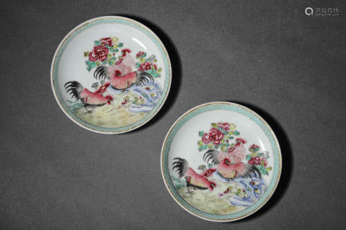 A PAIR OF FAMILLE ROSE ROOSTER PLATES