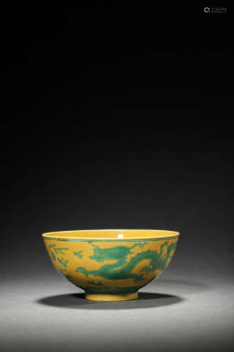 A YELLOW-GROUND GREEN ENAMELED 'DRAGONS' BOWL, GUANGXU MARK