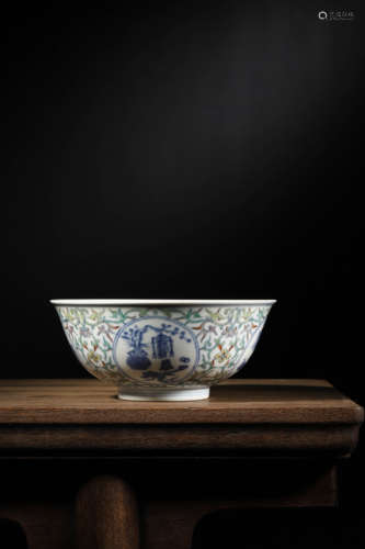 A DOUCAI 'FLOWER AND HUNDRED ANTIQUES' BOWL, DAOGUANG MARK