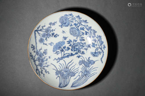 A BLUE AND WHITE INTERLOCKING FLOWER PLATE