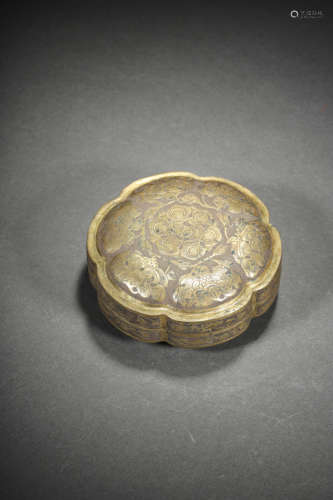 A SILVER GOLD-INLAID SUNFLOWER LOBED BOX AND COVER