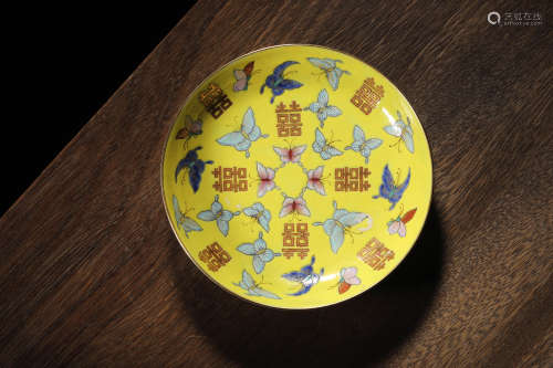 A YELLOW-GROUND FAMILLE ROSE BUTTERFLIES PLATE, TONGZHI MARK