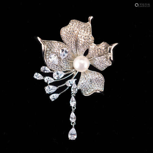 A FASHION JEWERY DIAMOND STYLE PEARL BROOCH