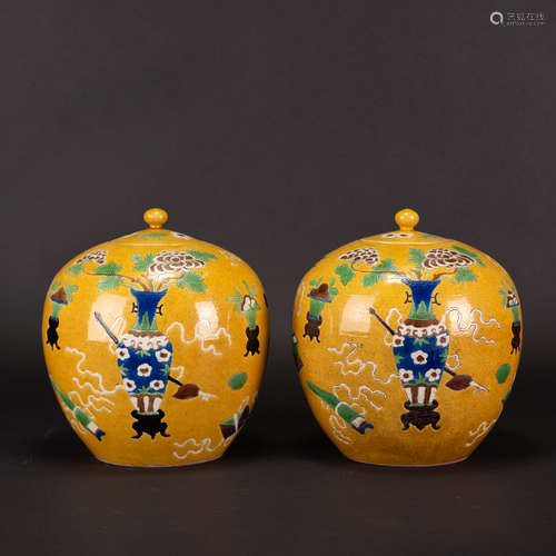 A PAIR OF YELLOW GROUND  SANCAI JARS AND COVERS, LATE-QING D...