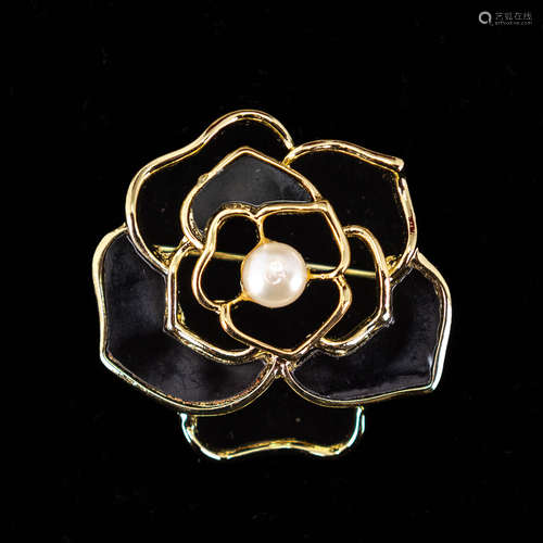 A FASHION JEWERY PEARL BROOCH