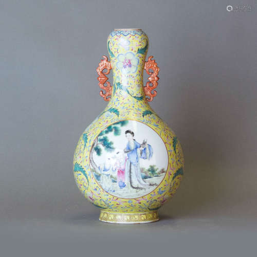 A YELLOW GROUND FAMILLE ROSE GARLIC-HEAD 'FIGURAL' VASE, QIN...